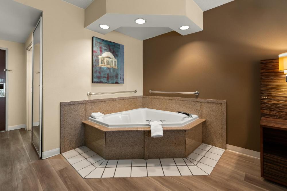 Deluxe King Studio Suite - Non-Smoking interior