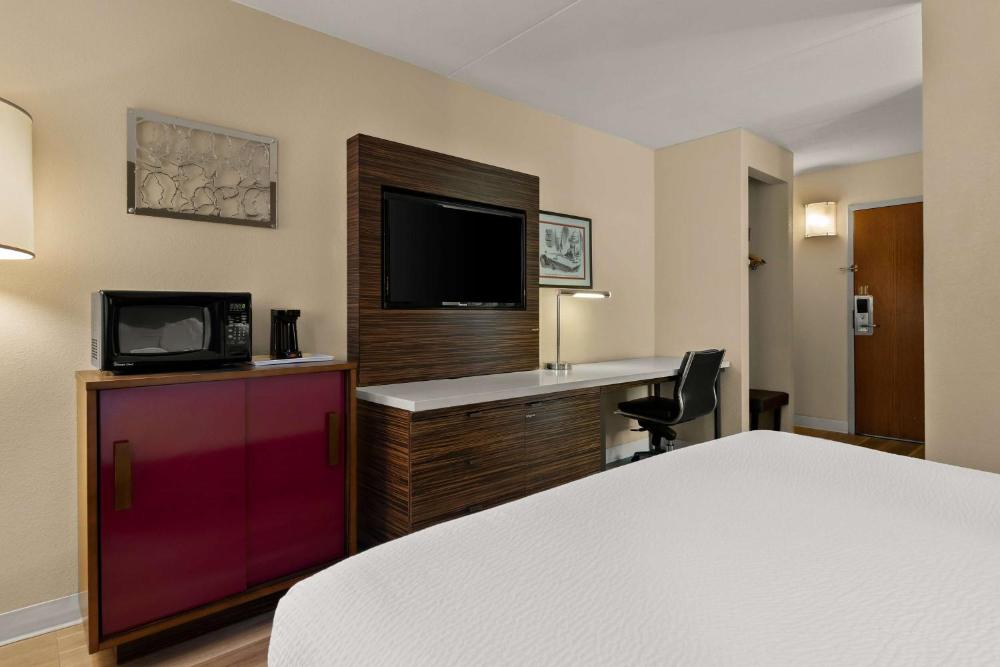 King Room - Non-Smoking interior